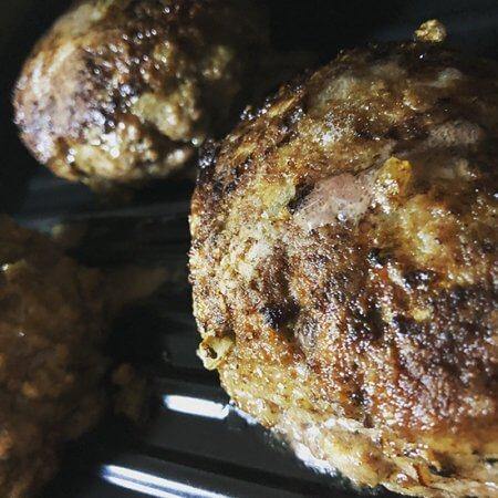 星空の黒牛 手ごね粗挽きハンバーグ 150g×2個(要冷凍） - 星空の黒牛